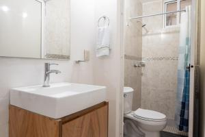 a bathroom with a sink and a toilet at Departamento Chahué in Santa Cruz Huatulco