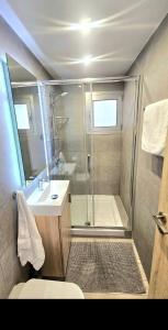 Ένα μπάνιο στο Touch of class Molos Limassol +13 φωτογραφίες