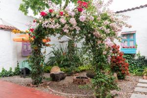 a garden with a pergola filled with flowers at Apartamento Exclusivo Central - Sogamoso in Sogamoso