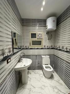 a bathroom with a sink and a toilet at شقة فندقية في المهندسين جامعة الدول in Cairo