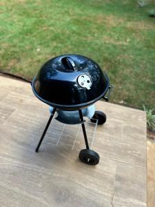 Gril dostupný pro hosty v chaty