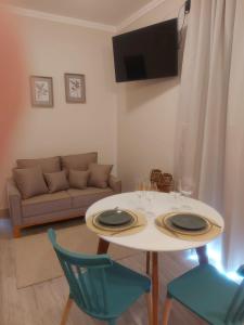 a living room with a table and chairs and a couch at Angatu Chales Alma Boa in Serra Negra