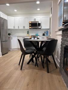 a kitchen with a table and chairs in a room at Downtown Zen 2-Bedrooms Private Bungalow in St Petersburg