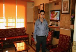 Ein Mann steht im Wohnzimmer in der Unterkunft Yunus Hotel in Gaziantep