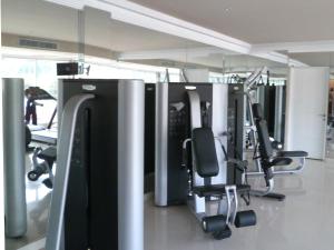 um ginásio com uma fila de cadeiras e máquinas em Novo Turismo Resort & Spa em Dili