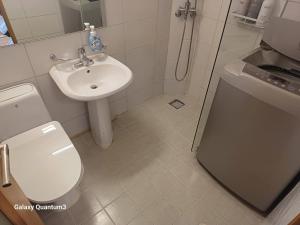 Hongdae Guesthouse4 - 1min from Hongik Uni station Exit #1的一间浴室
