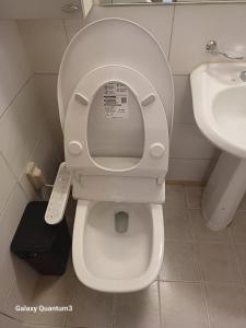 Hongdae Guesthouse4 - 1min from Hongik Uni station Exit #1的一间浴室