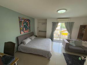 Postel nebo postele na pokoji v ubytování English owned Homestay and Yoga
