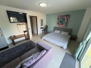 Postel nebo postele na pokoji v ubytování English owned Homestay and Yoga