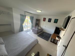 Postel nebo postele na pokoji v ubytování English owned Homestay and Yoga