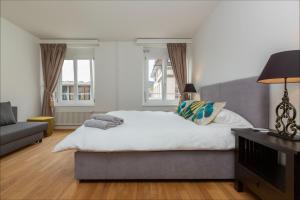 a bedroom with a large bed and a couch at KAYA Zurich Apartment 3B - Downtown 2BR Deluxe Apt in Zürich