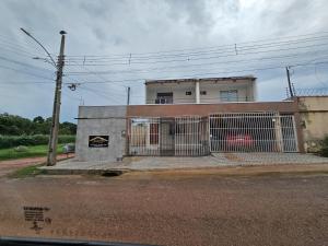 里约布兰科Flat hotel Victoram的一座有门的建筑