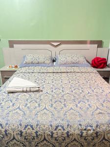 a bedroom with a bed with a blue and white comforter at Casa Bem te Vi - Cavalcante in Cavalcante