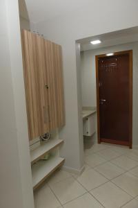 Pokój z drewnianą szafką i drzwiami w obiekcie Enseada Náutico residence w mieście Caldas Novas