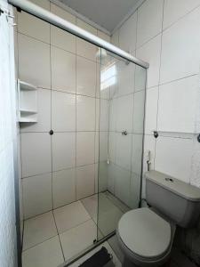 a bathroom with a toilet and a glass shower at Casa Bem te Vi - Cavalcante in Cavalcante