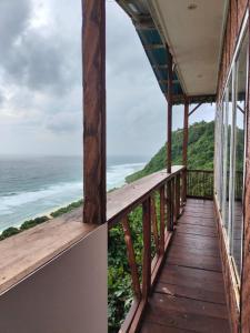 desde el porche de una casa con vistas al océano en Three Octopus by Walidwipa Paradise Hospitality, en Uluwatu