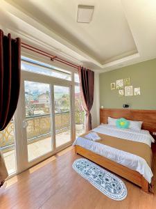 Postel nebo postele na pokoji v ubytování Quang Minh Dalat Hotel