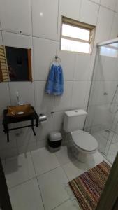 a bathroom with a toilet and a sink at Casa Bem te Vi - Cavalcante in Cavalcante