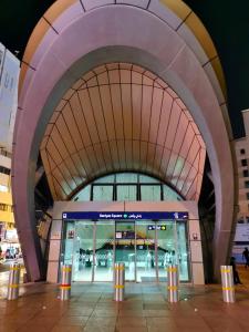 un edificio aeroportuale con un grande soffitto ellittico di Platinum Pavilion a Dubai