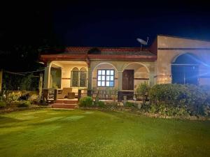 une maison avec une pelouse verte devant dans l'établissement TGH 2 The Garden Villa The Guest House Badian, à Dagatan 5 autres photos