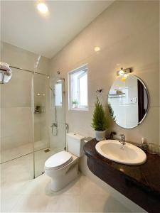 een badkamer met toilet, wastafel en douche bij FLORA HOME DALAT in Da Lat