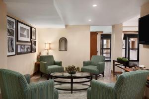 Posezení v ubytování Country Inn & Suites by Radisson, Lubbock, TX