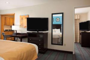 TV a/nebo společenská místnost v ubytování Country Inn & Suites by Radisson, Lubbock, TX