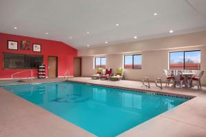 Bazén v ubytování Country Inn & Suites by Radisson, Lubbock, TX nebo v jeho okolí