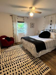 Katil atau katil-katil dalam bilik di Lakeside cottage w/ 3 bed, 2 bath & spectacular view!