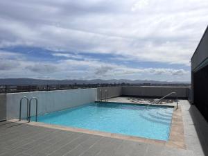 a swimming pool on the roof of a building at Depto equipado - WiFi rápido - 1 min de UCM - piscina rooftop in Talca