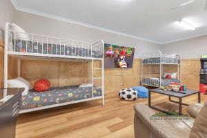 una habitación con dos literas y un sofá en The Rad Shack, en Echuca