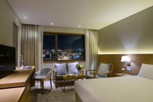 TV a/nebo společenská místnost v ubytování Astar Hotel + 37 fotografií
