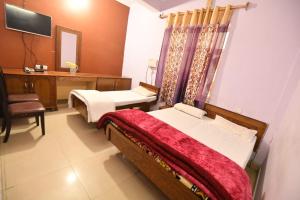 Postel nebo postele na pokoji v ubytování Hotel Samrat