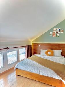 Postel nebo postele na pokoji v ubytování Quang Minh Dalat Hotel