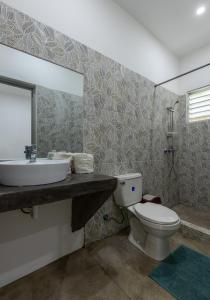 Ένα μπάνιο στο El Patio de Lucia Residencia