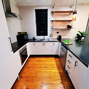 Foto dalla galleria di 4 BDR Airconditioned Tropical Escape, Lap Pool & Parking for Caravans, Boats and Trailers a Casuarina