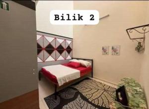 Postel nebo postele na pokoji v ubytování HOMESTAY TERATAKMUSLIM KHAIRUL&ROZAINI Melaka