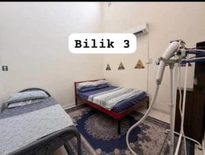 Postel nebo postele na pokoji v ubytování HOMESTAY TERATAKMUSLIM KHAIRUL&ROZAINI Melaka + 11 fotografií
