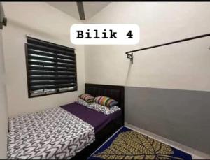 Postel nebo postele na pokoji v ubytování HOMESTAY TERATAKMUSLIM KHAIRUL&ROZAINI Melaka