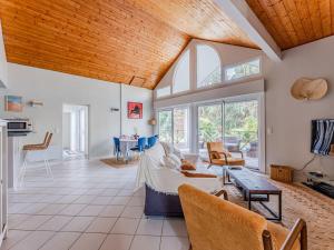 ein Wohnzimmer mit Sofa und Tisch in der Unterkunft Villa avec piscine privée, jardin clôturé et WIFI à Biscarrosse - Idéale pour 6 personnes - FR-1-521-192 in Biscarrosse