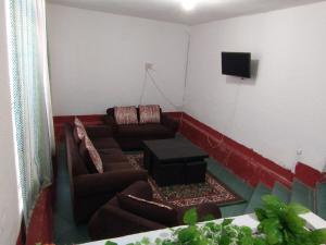 a living room with two couches and a tv at Amplia casa ideal para grupos grandes en cholula in Cholula