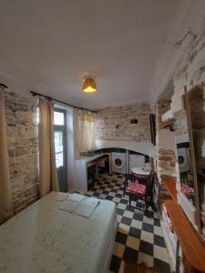 Letto o letti in una camera di Fasolas square studio 15m2 is located 30 stairs up from the main road and it is in the old market fasolas and next to the museums