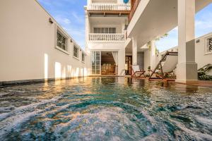 Sundlaugin á Spring Breeze Hotel Hoi An eða í nágrenninu
