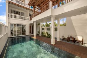 Sundlaugin á Spring Breeze Hotel Hoi An eða í nágrenninu