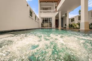 Sundlaugin á Spring Breeze Hotel Hoi An eða í nágrenninu
