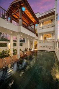 Sundlaugin á Spring Breeze Hotel Hoi An eða í nágrenninu