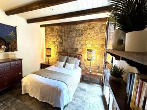 Ένα ή περισσότερα κρεβάτια σε δωμάτιο στο Villa in Cefalù with Pool and Forest Retreat +32 φωτογραφίες