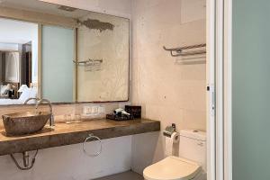 努沙杜瓦Green Leaf Villa - 1 Bedroom pool Villa with Minimum Stay 2 Nights的浴室里有洗手池、马桶和镜子。