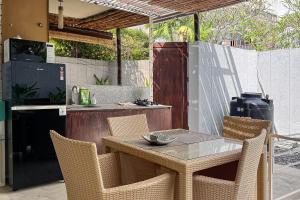 努沙杜瓦Green Leaf Villa - 1 Bedroom pool Villa with Minimum Stay 2 Nights的厨房配有桌椅和柜台