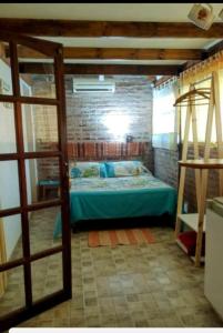 ein Schlafzimmer mit einem Etagenbett und einer Leiter in der Unterkunft TENDERETE in Villa General Belgrano + 12 Fotos